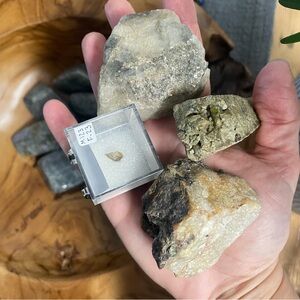 ✨ CLEARANCE ✨ Vintage mineral collection with mineral cards. Gold!